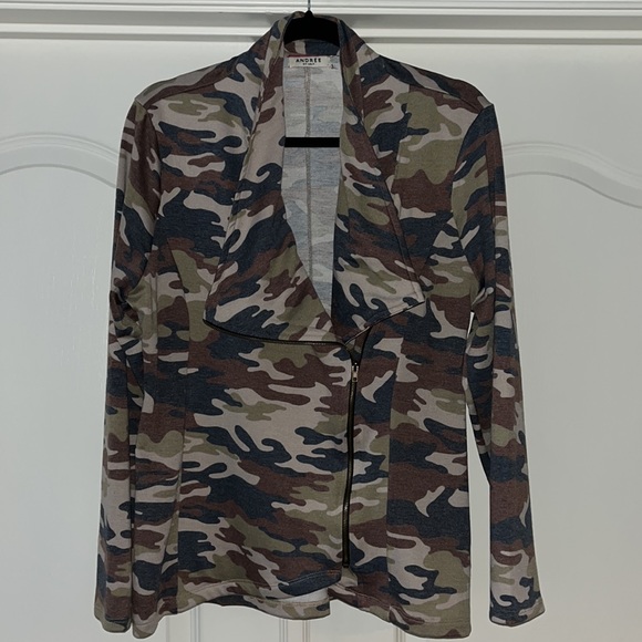 Andree By Unit Lightweight Shacket - Picture 2 of 6